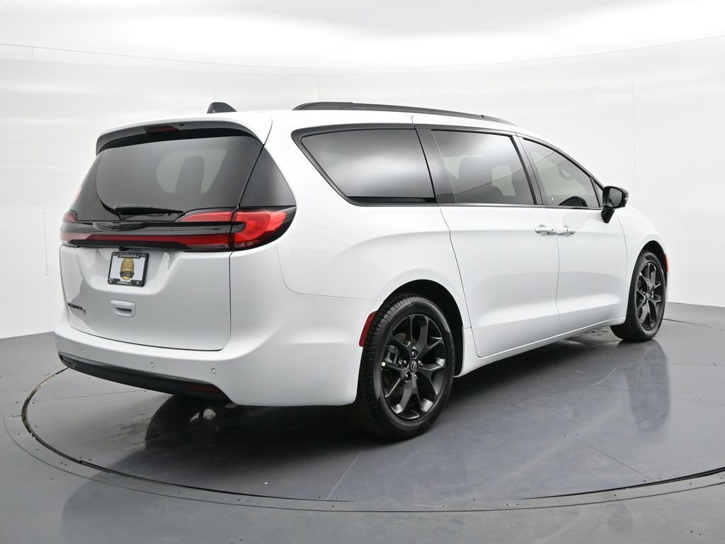 Chrysler Pacifica Vehicle Full-screen Gallery Image 6