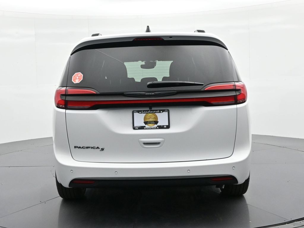 Chrysler Pacifica Vehicle Full-screen Gallery Image 7