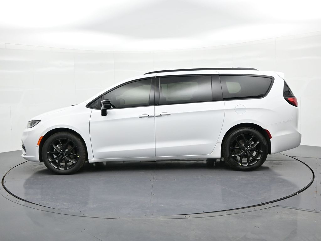 Chrysler Pacifica Vehicle Full-screen Gallery Image 9