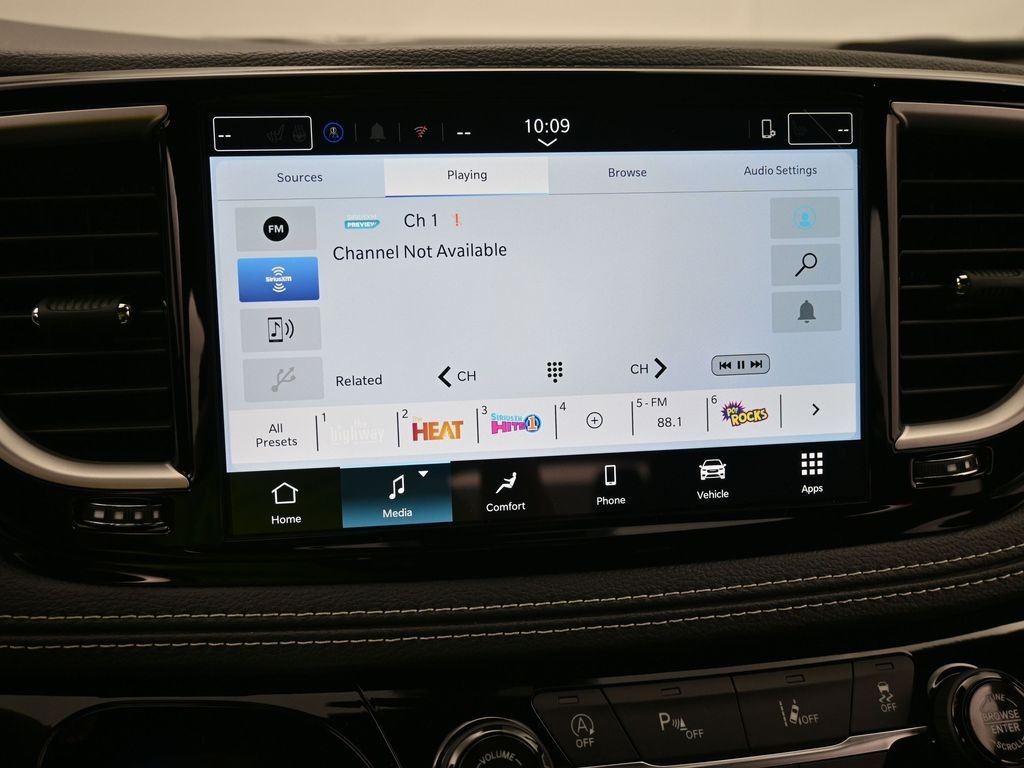 Chrysler Pacifica Vehicle Full-screen Gallery Image 10