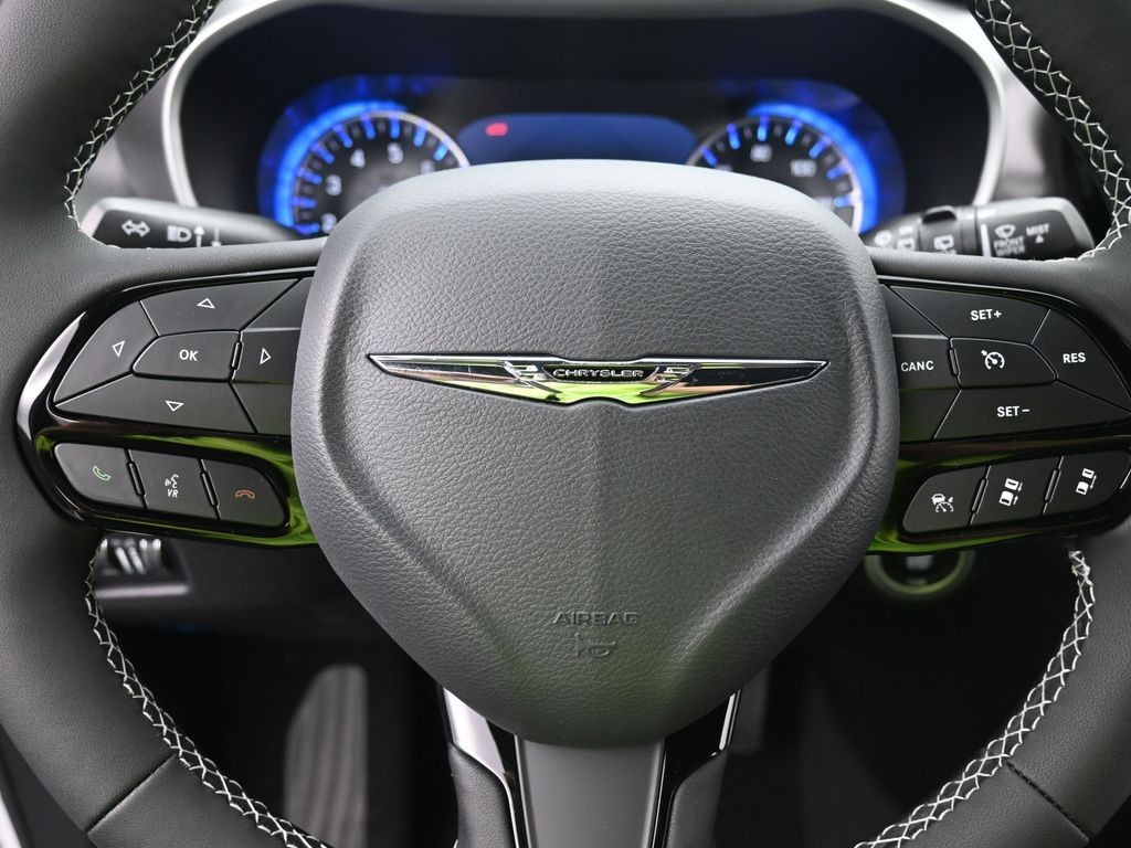 Chrysler Pacifica Vehicle Full-screen Gallery Image 12