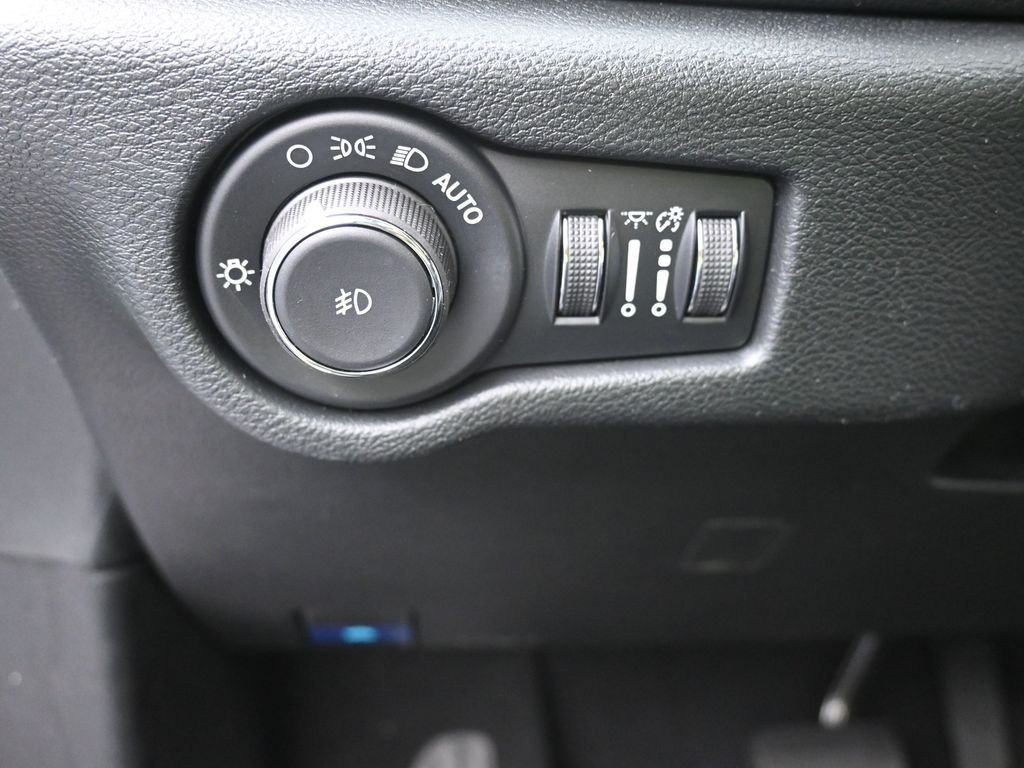 Chrysler Pacifica Vehicle Full-screen Gallery Image 13