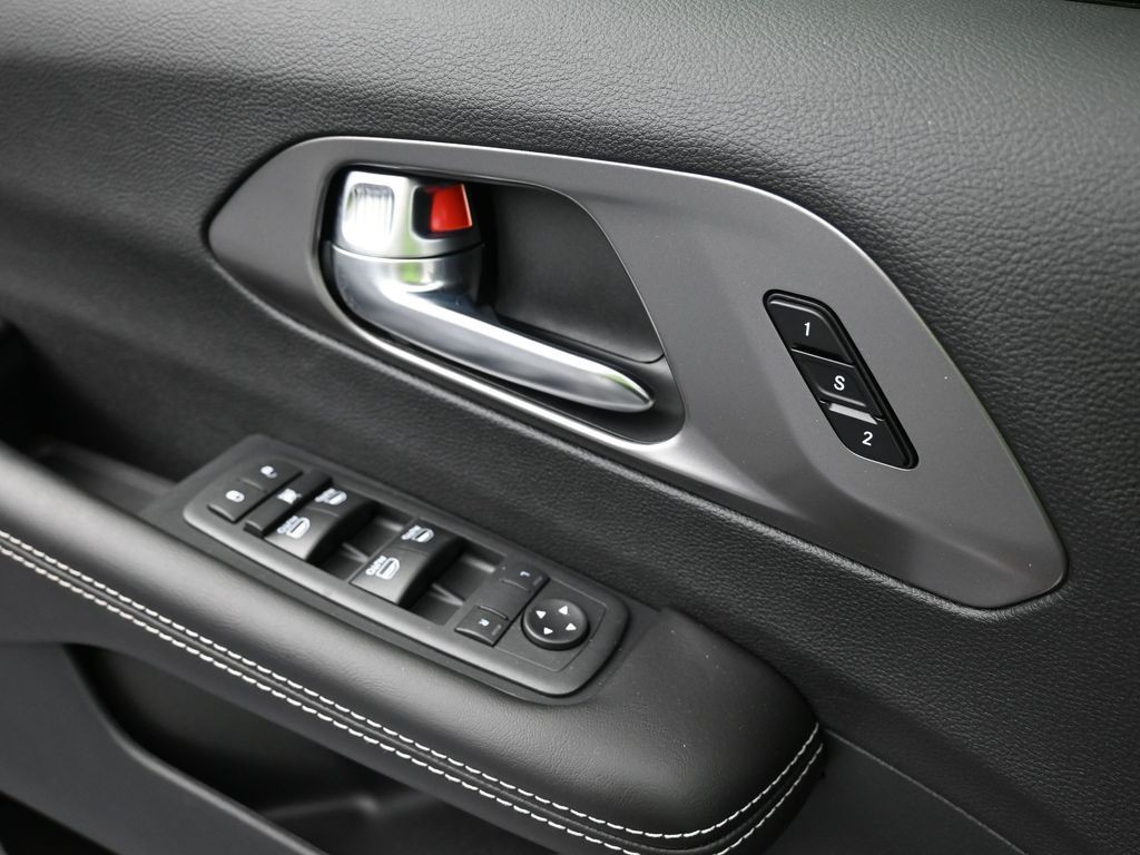 Chrysler Pacifica Vehicle Full-screen Gallery Image 14