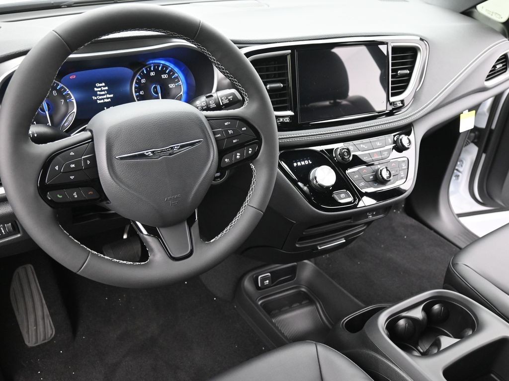 Chrysler Pacifica Vehicle Full-screen Gallery Image 15