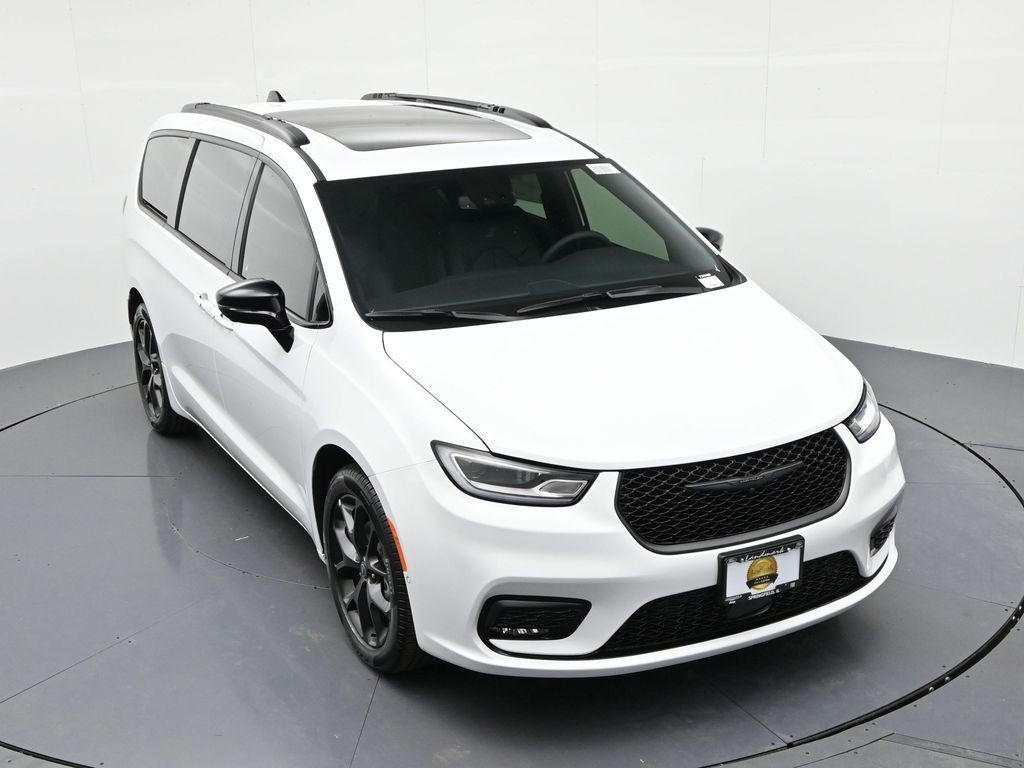 Chrysler Pacifica Vehicle Full-screen Gallery Image 16