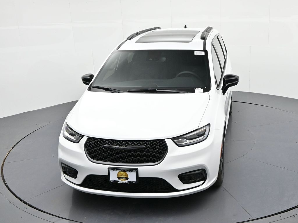 Chrysler Pacifica Vehicle Full-screen Gallery Image 17