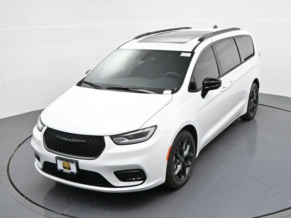 Chrysler Pacifica Vehicle Full-screen Gallery Image 18