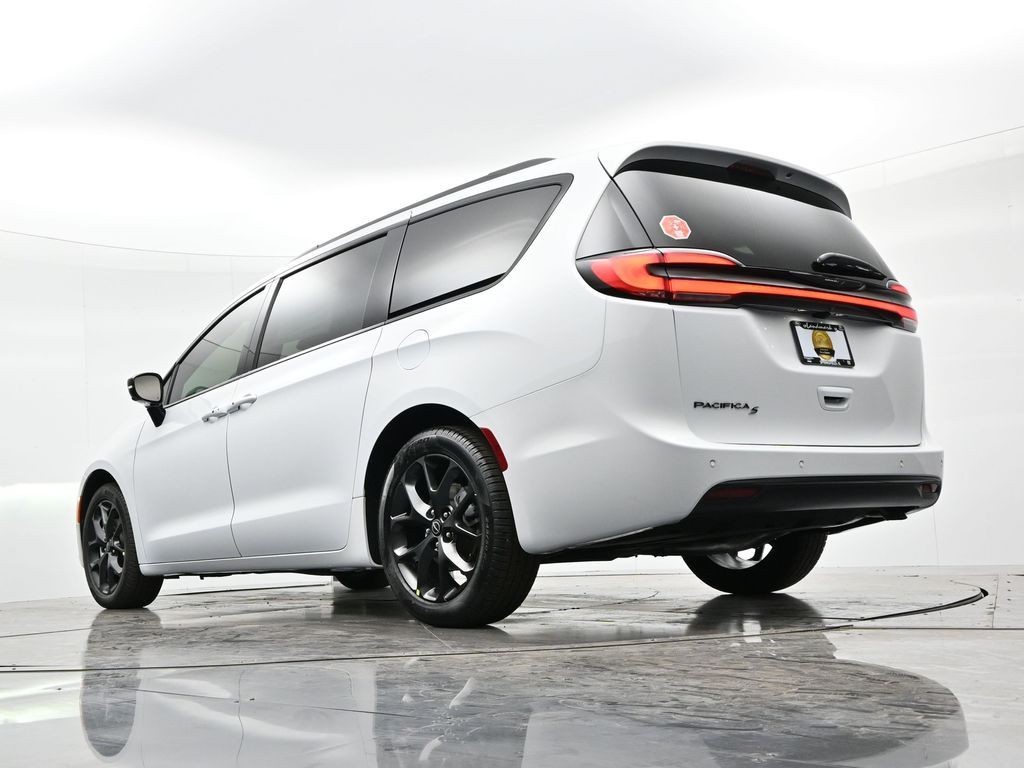 Chrysler Pacifica Vehicle Full-screen Gallery Image 20