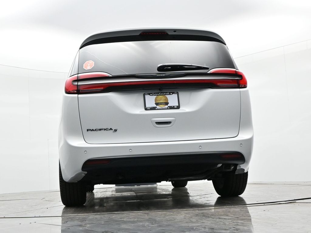 Chrysler Pacifica Vehicle Full-screen Gallery Image 21