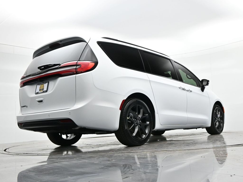 Chrysler Pacifica Vehicle Full-screen Gallery Image 22