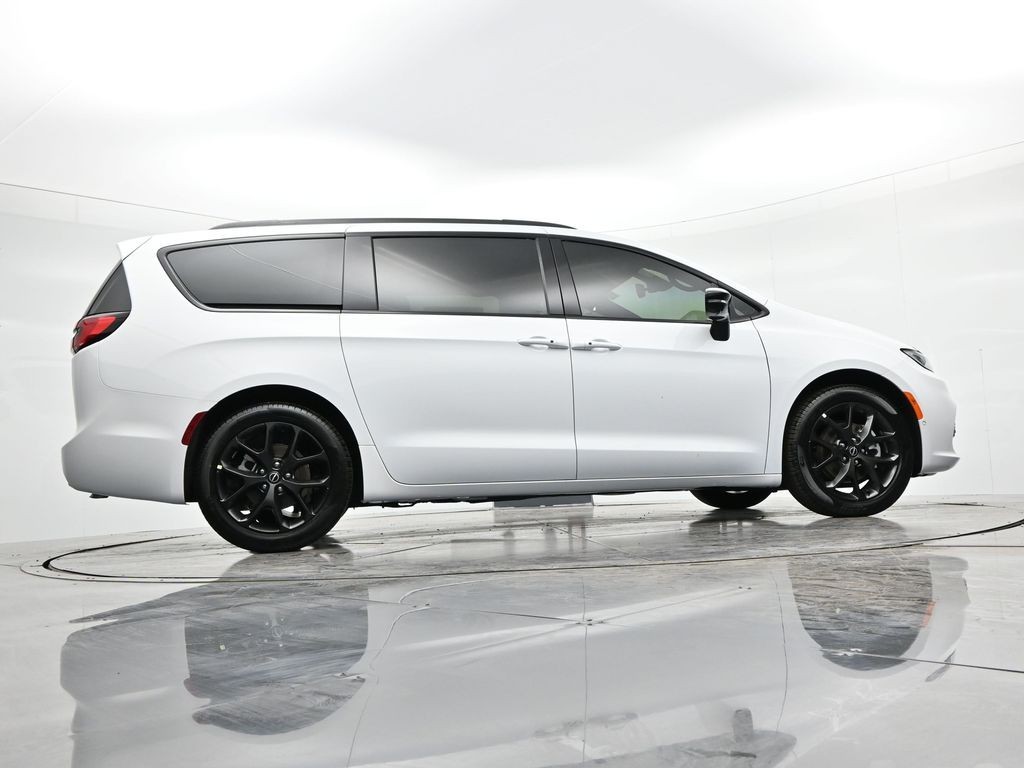 Chrysler Pacifica Vehicle Full-screen Gallery Image 23