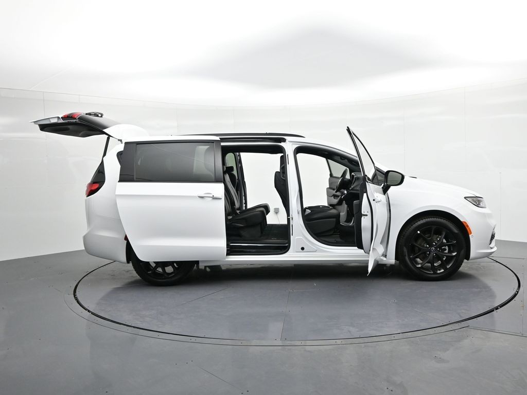 Chrysler Pacifica Vehicle Full-screen Gallery Image 24