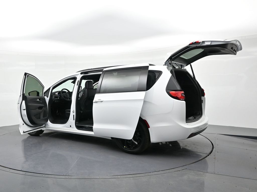 Chrysler Pacifica Vehicle Full-screen Gallery Image 25