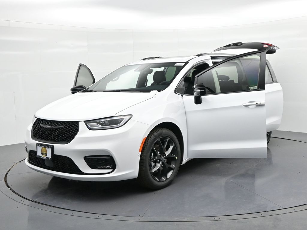 Chrysler Pacifica Vehicle Full-screen Gallery Image 26