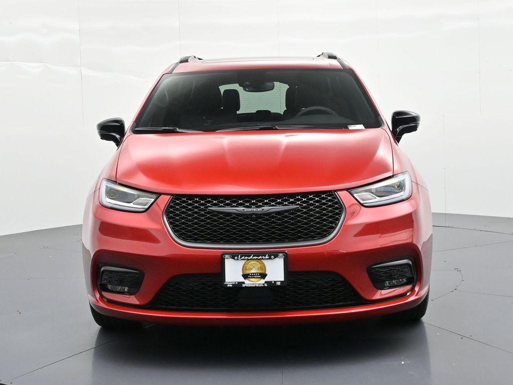 Chrysler Pacifica Vehicle Full-screen Gallery Image 3