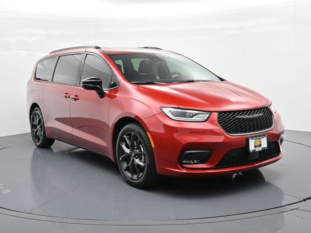 Chrysler Pacifica Vehicle Full-screen Gallery Image 4