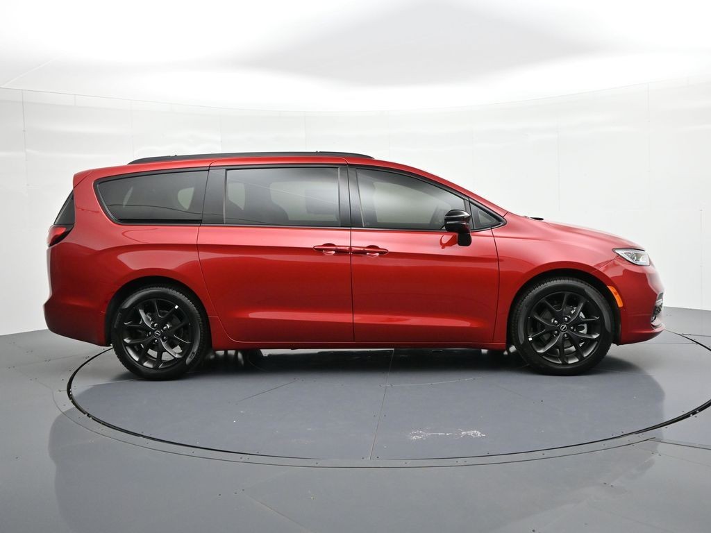 Chrysler Pacifica Vehicle Full-screen Gallery Image 5