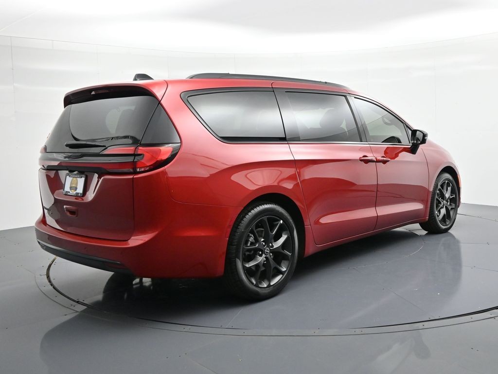 Chrysler Pacifica Vehicle Full-screen Gallery Image 6
