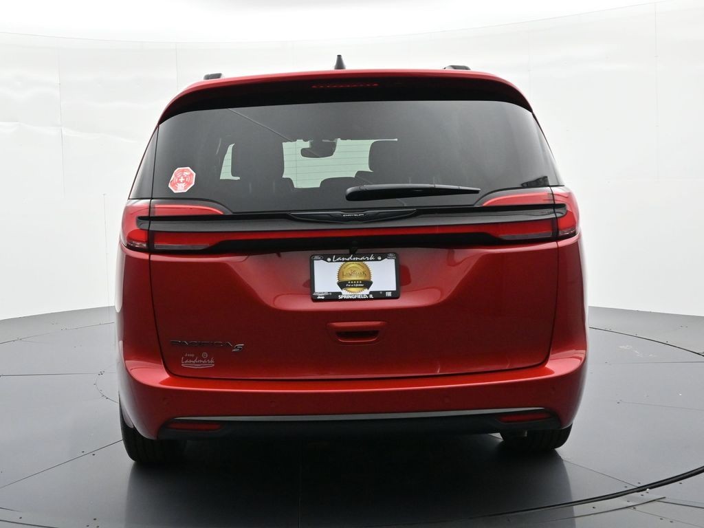 Chrysler Pacifica Vehicle Full-screen Gallery Image 7