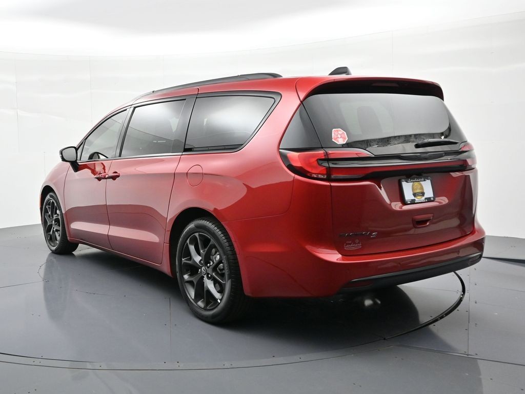 Chrysler Pacifica Vehicle Full-screen Gallery Image 8