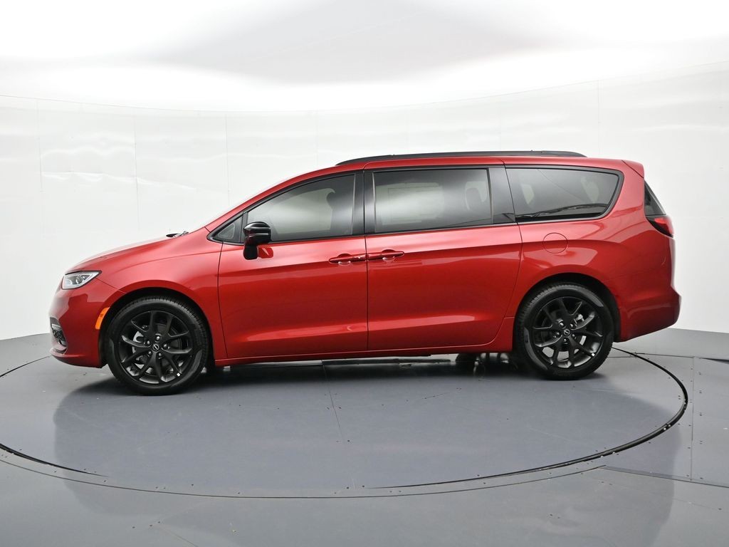 Chrysler Pacifica Vehicle Full-screen Gallery Image 9