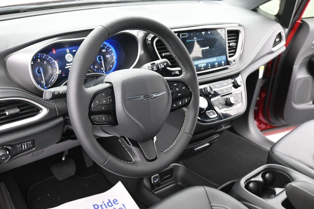 Chrysler Pacifica Vehicle Full-screen Gallery Image 10