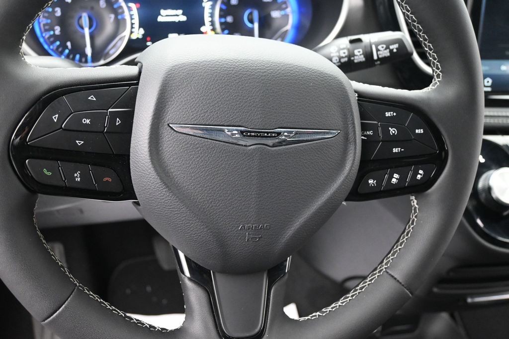 Chrysler Pacifica Vehicle Full-screen Gallery Image 11