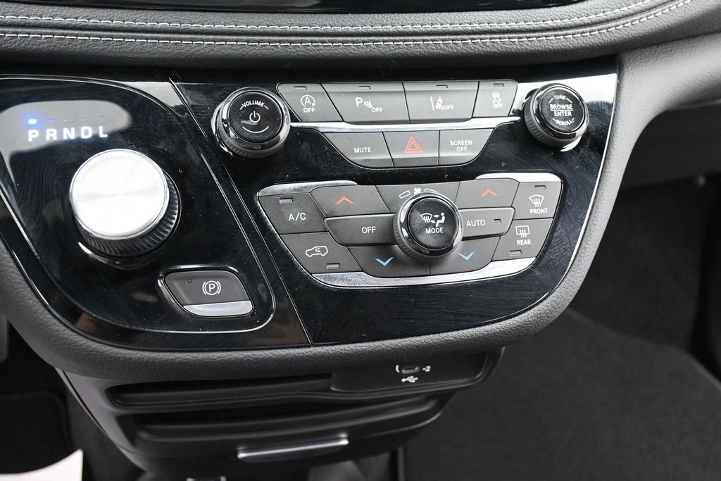Chrysler Pacifica Vehicle Full-screen Gallery Image 12