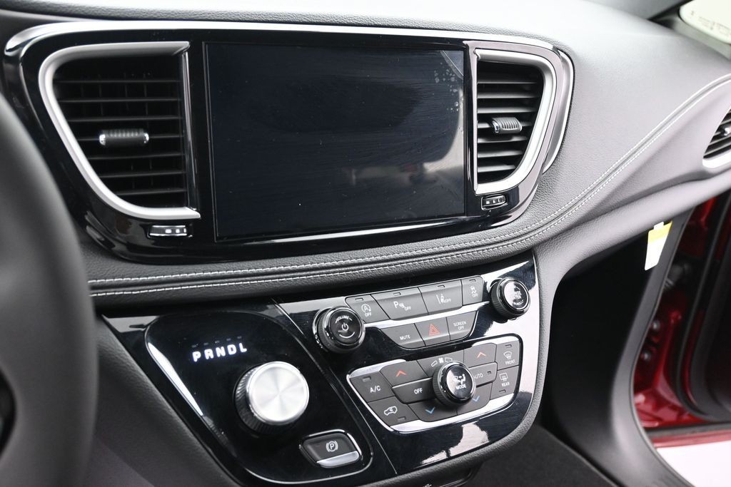 Chrysler Pacifica Vehicle Full-screen Gallery Image 13