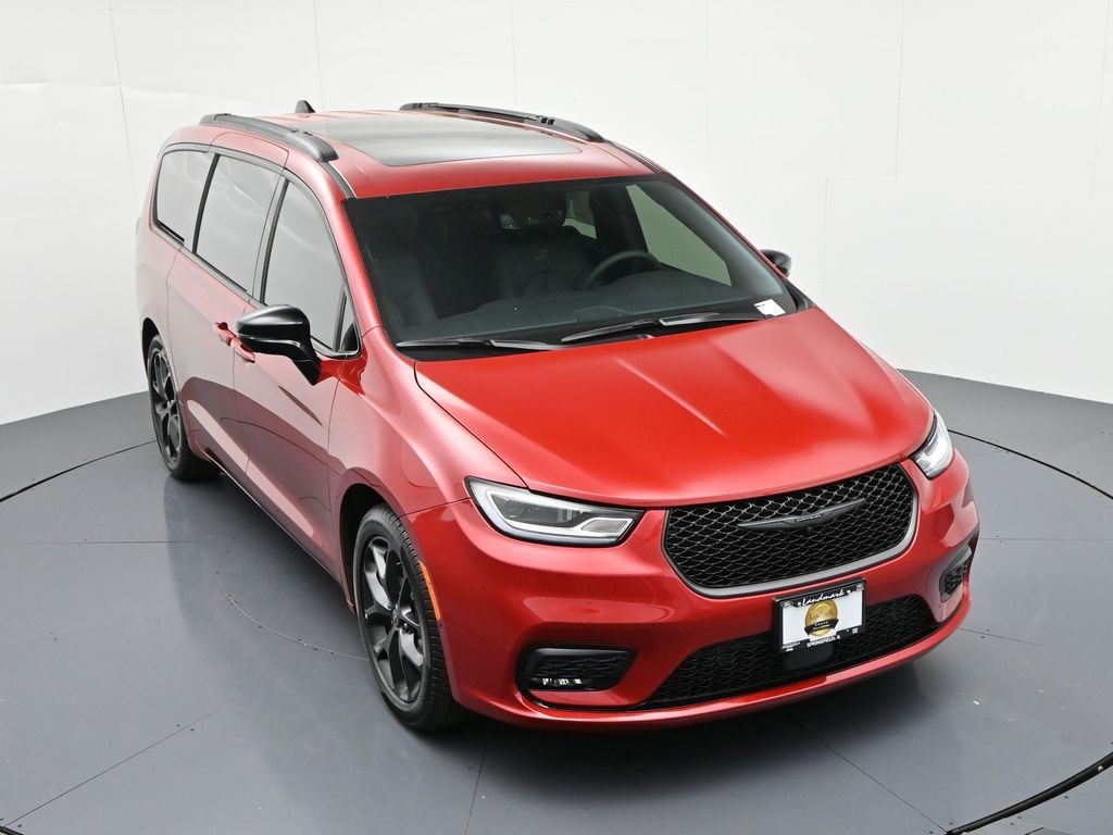 Chrysler Pacifica Vehicle Full-screen Gallery Image 14