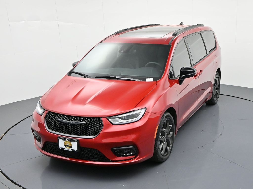Chrysler Pacifica Vehicle Full-screen Gallery Image 16