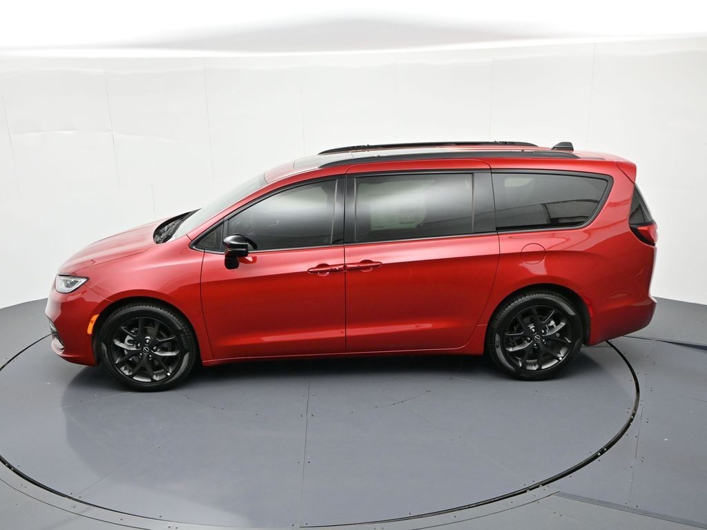 Chrysler Pacifica Vehicle Full-screen Gallery Image 17