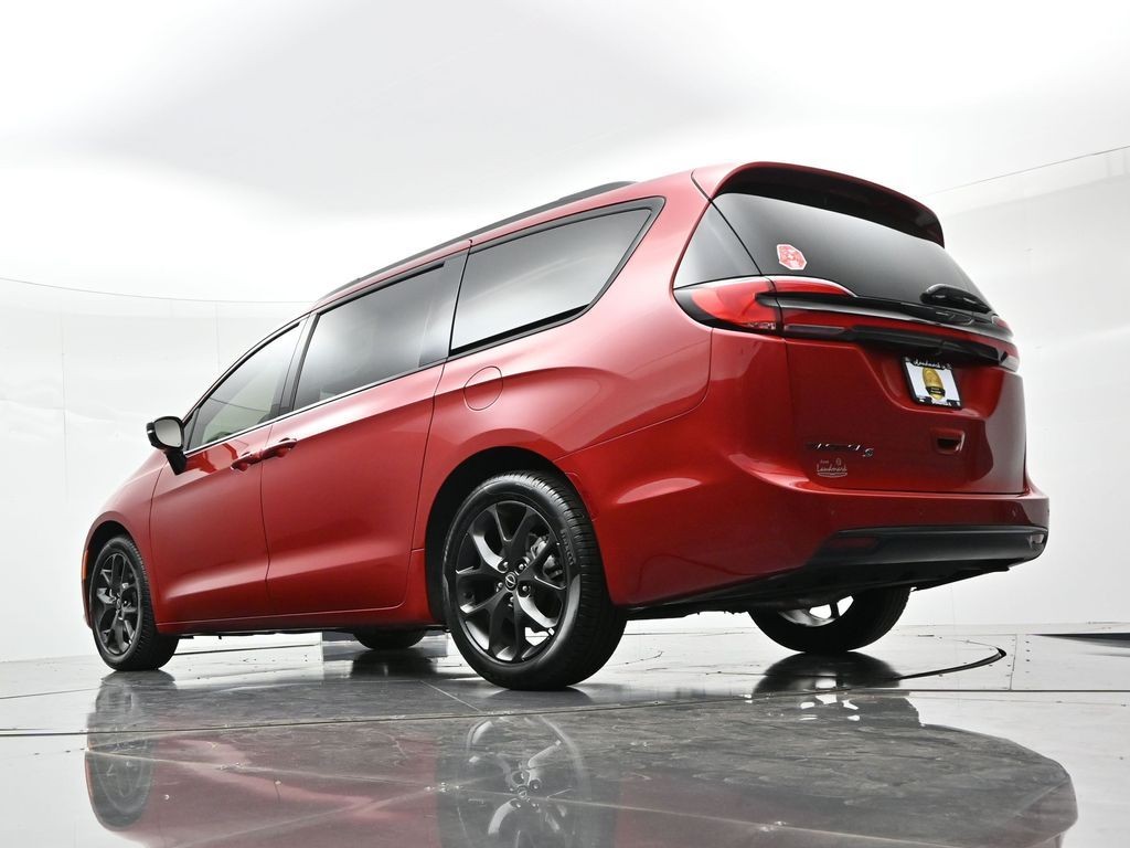 Chrysler Pacifica Vehicle Full-screen Gallery Image 18