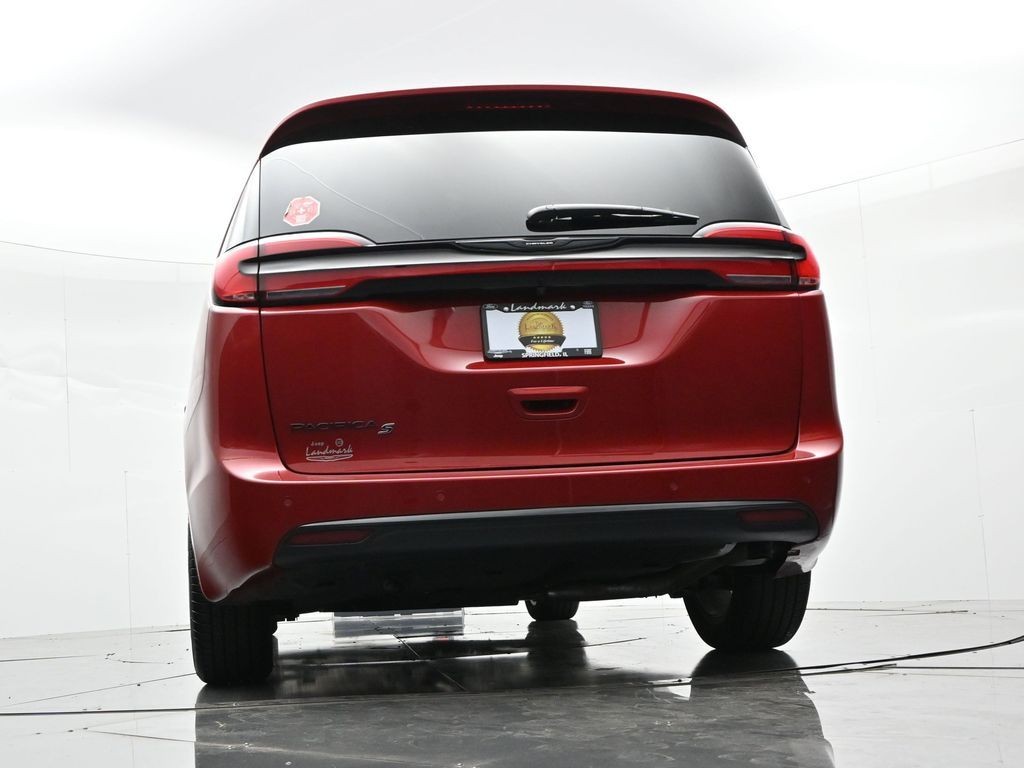 Chrysler Pacifica Vehicle Full-screen Gallery Image 19