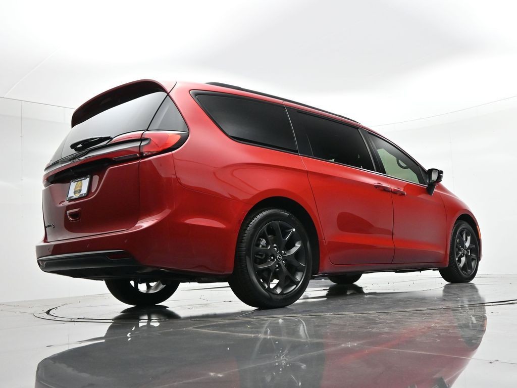 Chrysler Pacifica Vehicle Full-screen Gallery Image 20