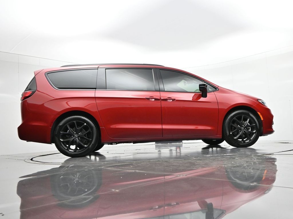 Chrysler Pacifica Vehicle Full-screen Gallery Image 21