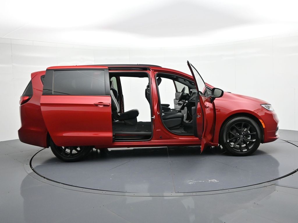 Chrysler Pacifica Vehicle Full-screen Gallery Image 22