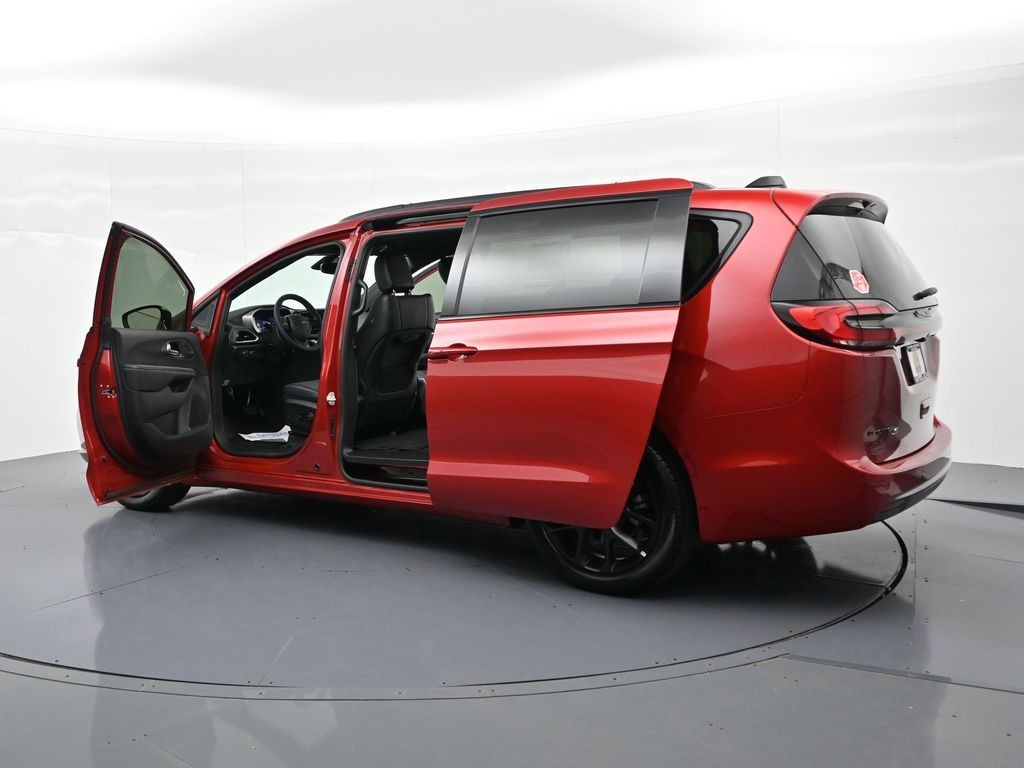 Chrysler Pacifica Vehicle Full-screen Gallery Image 23