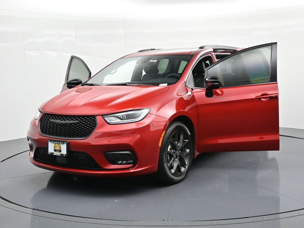 Chrysler Pacifica Vehicle Full-screen Gallery Image 24