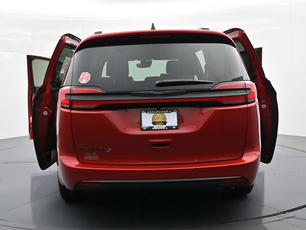 Chrysler Pacifica Vehicle Full-screen Gallery Image 25