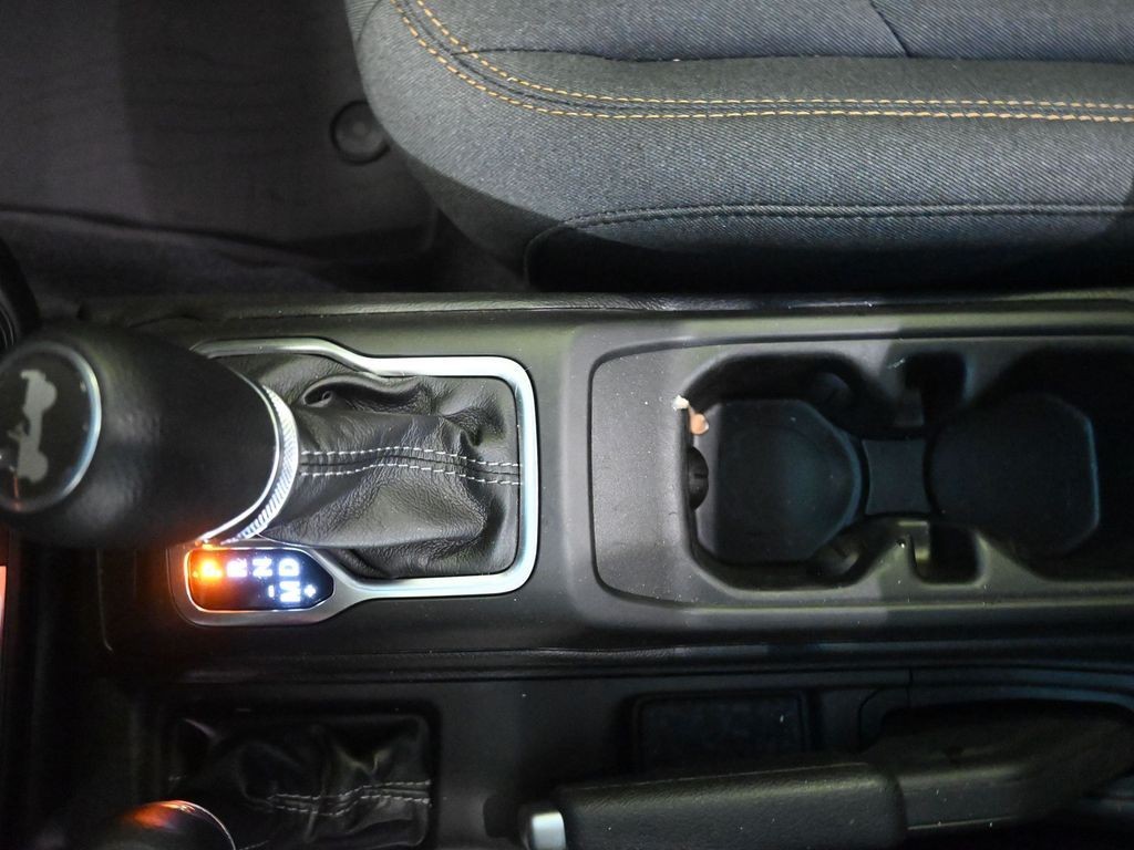 Jeep Wrangler Vehicle Full-screen Gallery Image 15