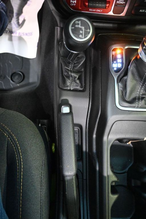 Jeep Wrangler Vehicle Full-screen Gallery Image 16