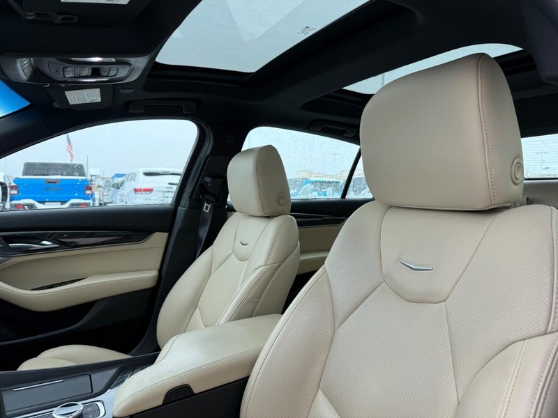 Cadillac CT5 Vehicle Full-screen Gallery Image 9