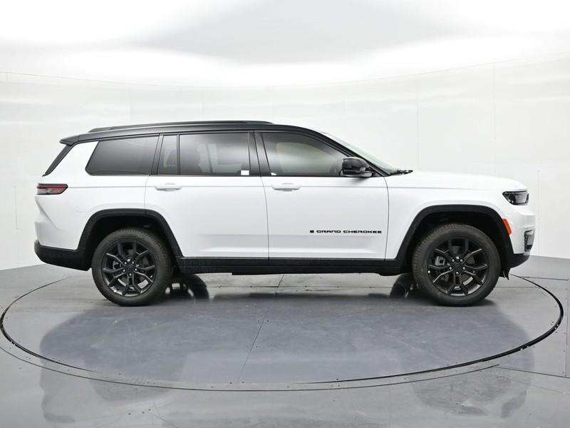 Jeep Grand Cherokee L Vehicle Full-screen Gallery Image 5