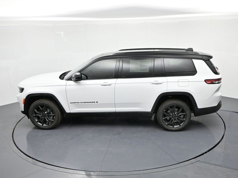Jeep Grand Cherokee L Vehicle Full-screen Gallery Image 14