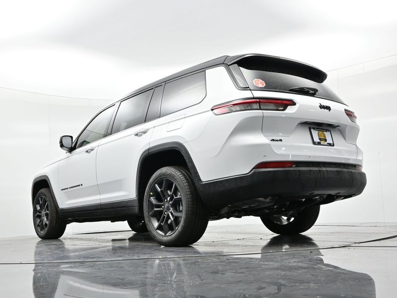 Jeep Grand Cherokee L Vehicle Full-screen Gallery Image 15