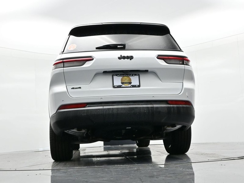 Jeep Grand Cherokee L Vehicle Full-screen Gallery Image 16