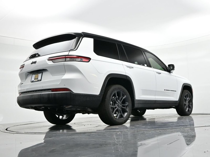 Jeep Grand Cherokee L Vehicle Full-screen Gallery Image 17