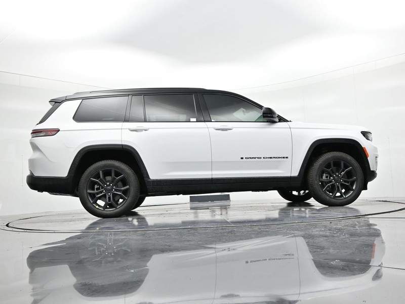 Jeep Grand Cherokee L Vehicle Full-screen Gallery Image 18