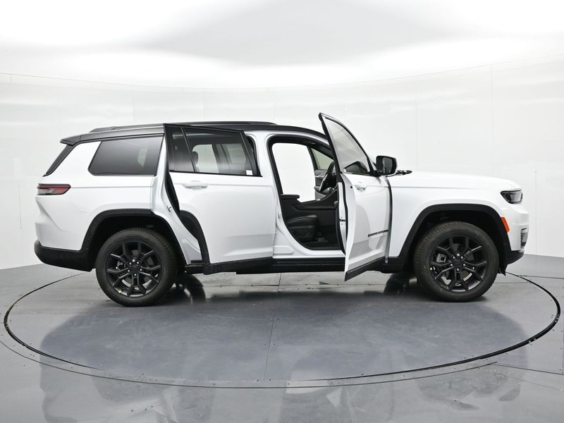 Jeep Grand Cherokee L Vehicle Full-screen Gallery Image 19